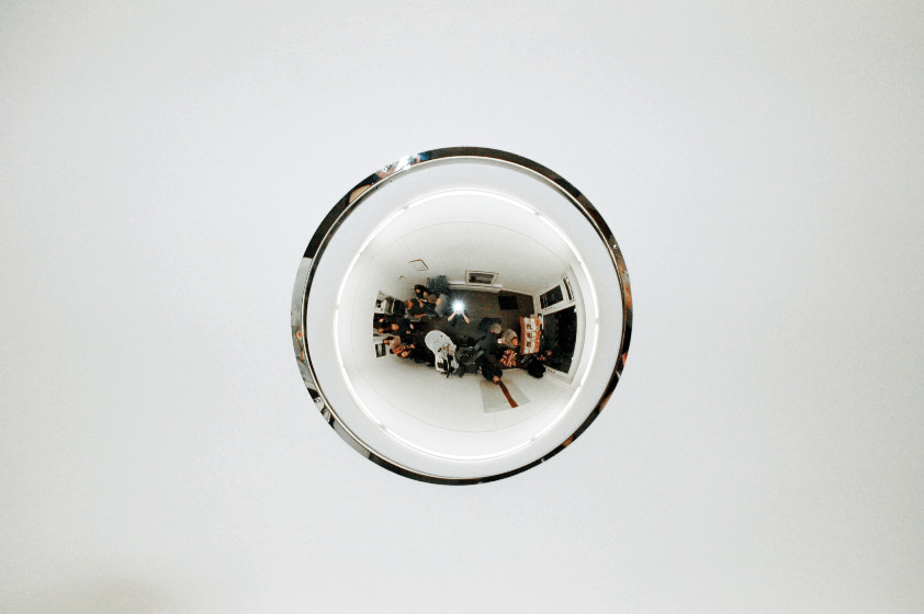 unwindable area (2017) verspiegelte Plexiglas-Halbkugel, vorgefundene Fotografie