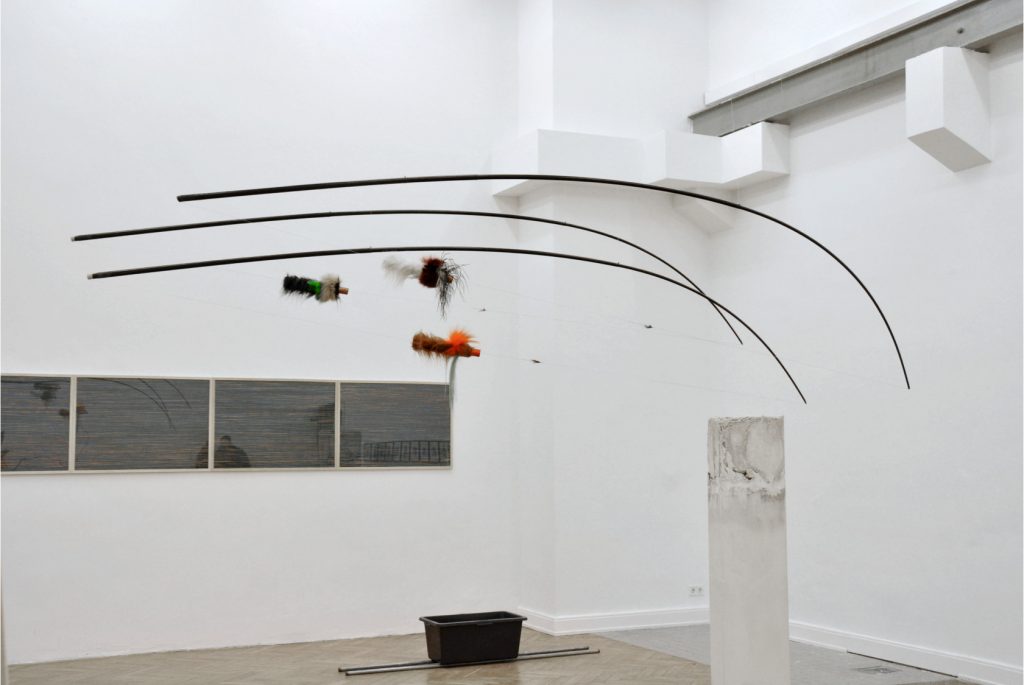 ouroboroi [three of them] (2015) ca. 350 cm Carbonfaser, Federn, Felle, Angelhaken, Angelschnur, div. Materialien