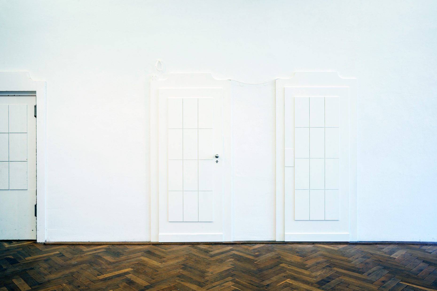 dark horse · Laura Sigrüner (2020) Holz, Spanplatte, Lack, Kabel, Temperaturfühler, Klebeband