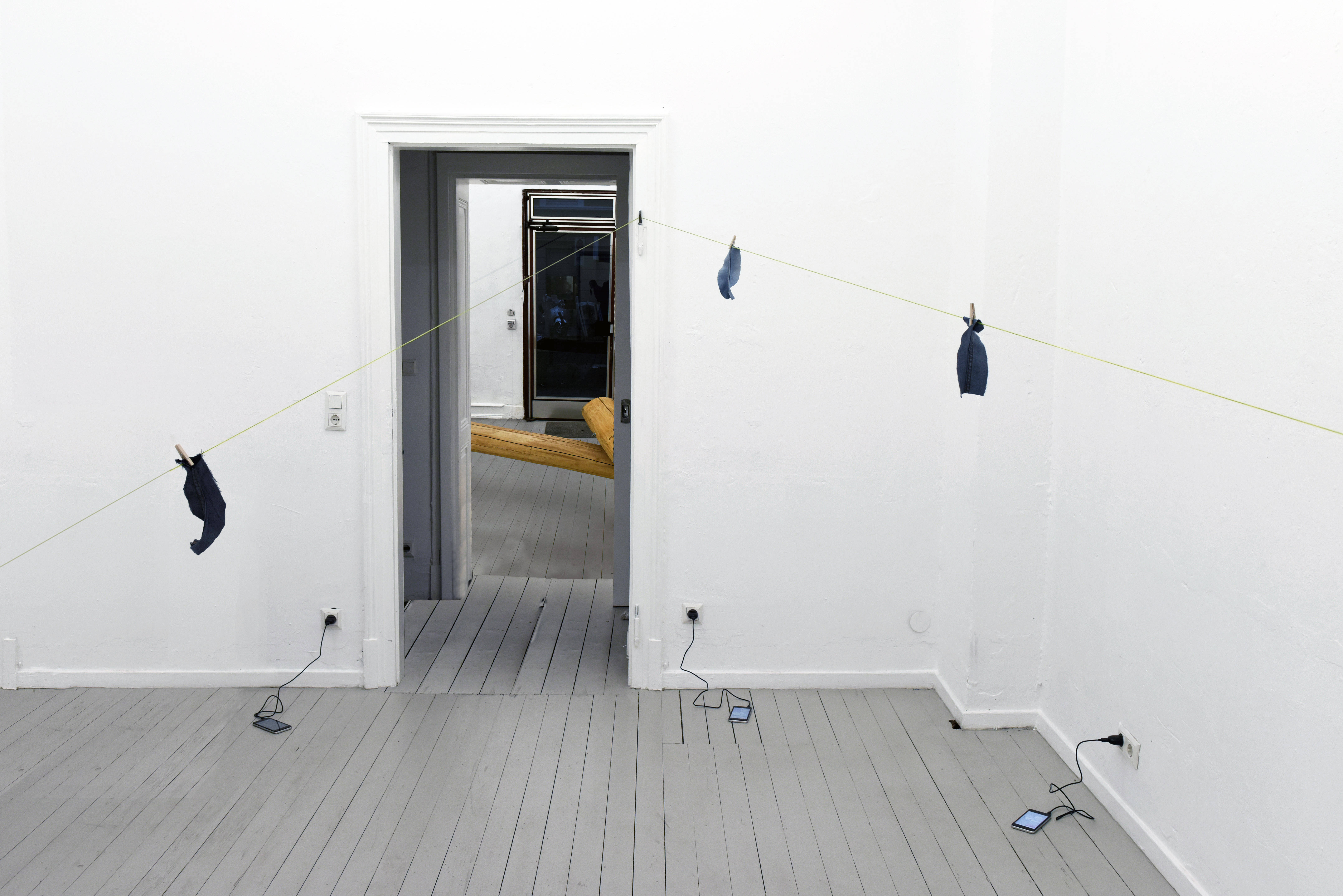 fiffi (2018) Robinienbalken, Jeans, Smartphones Wäscheklammern und Leine, Installation zusammen mit Signe Raunkjær Holm, Utz Biesemann, Daniel Hopp