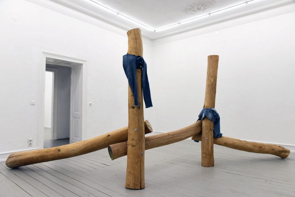 fiffi (2018) Robinienbalken, Jeans, Smartphones Wäscheklammern und Leine, Installation zusammen mit Signe Raunkjær Holm, Utz Biesemann, Daniel Hopp
