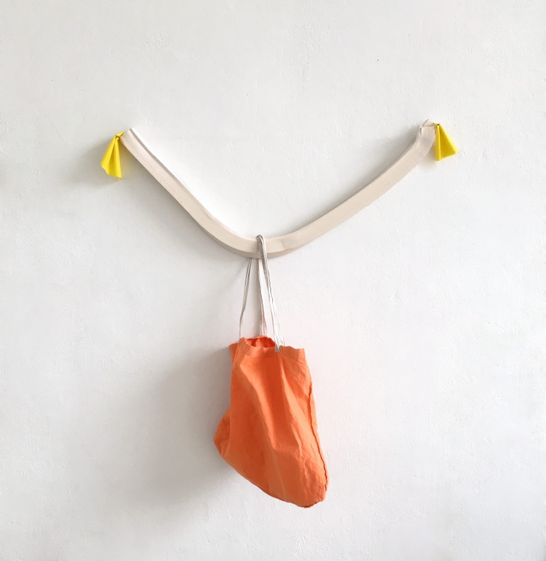 CAD [in advance of the broken extrudate] · Laura Sigrüner (2017) Keramik, Stoffbeutel, Theraband