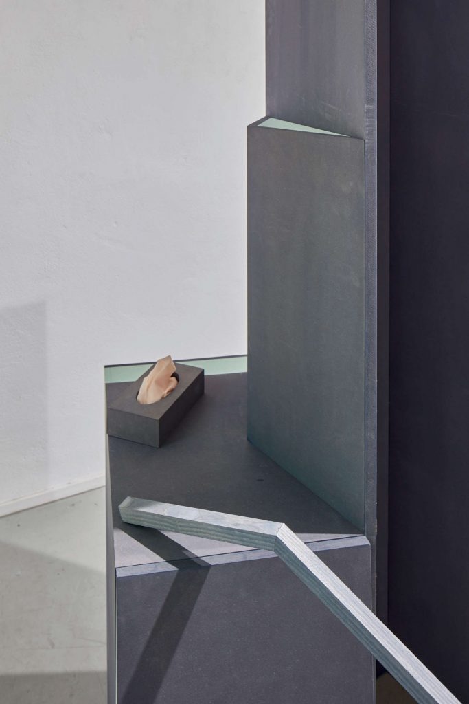diosa · Laura Sigrüner (2021) Ureol, MDF gebeizt
