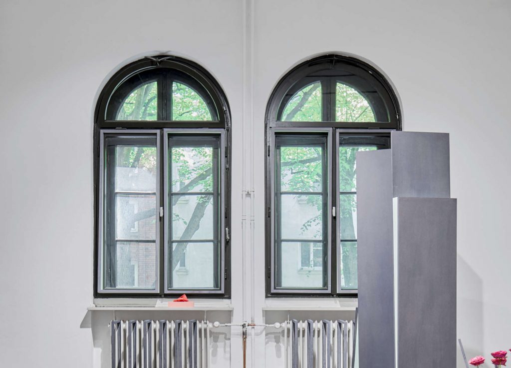 self-adaption · Laura Sigrüner (2021) Esche gebeizt, Ureol, Latex, Rose Parfuma