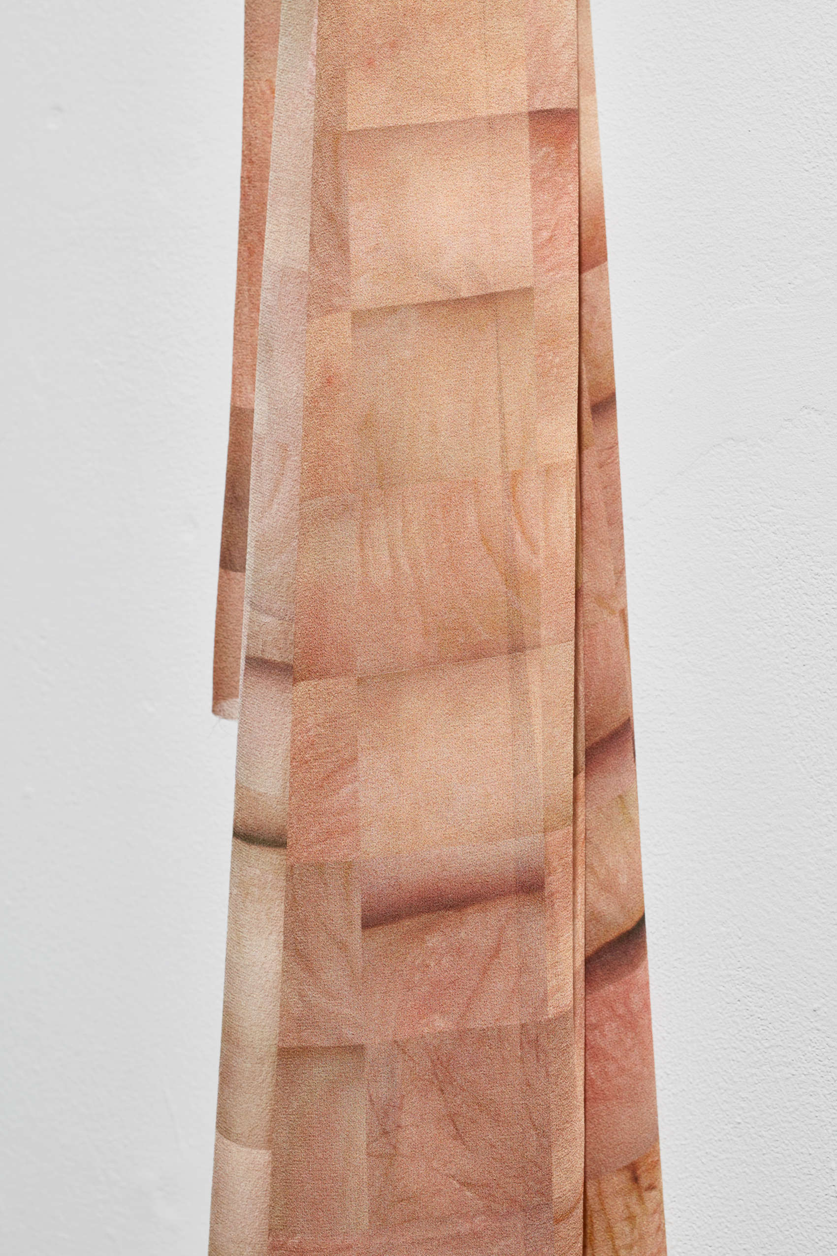 touch me · Laura Sigrüner (2021) Seide, GANs, MDF gebeizt, Rose Parfuma